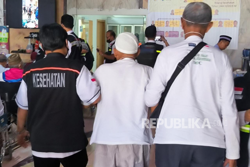 Jamaah haji lansia dan sakit di ruang tunggu Kantor Kesehatan Haji Indonesia (KKHI) Makkah, Rabu (7/6/2023)