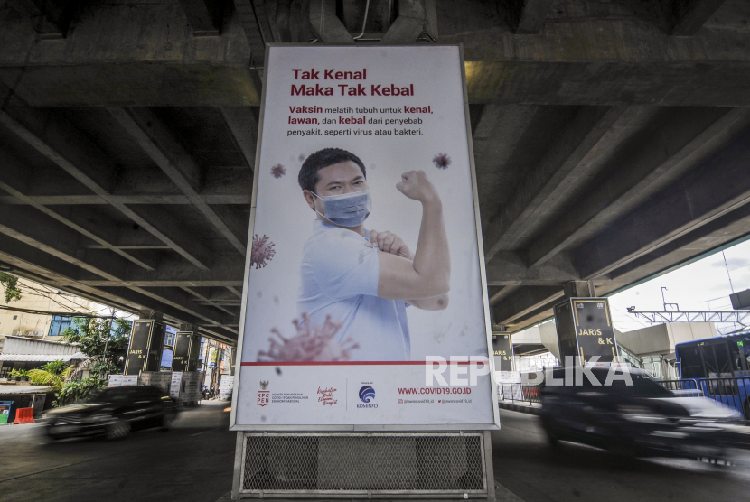 Kendaraan melintas di dekat baliho sosialisasi manfaat vaksinasi Covid-19 di kawasan Lebak Bulus, Jakarta. Pemerintah nantinya akan menggratiskan vaksin bagi masyarakat di usia 18-59 tahun dan dalam kondisi sehat atau tidak memiliki penyakit penyerta. 