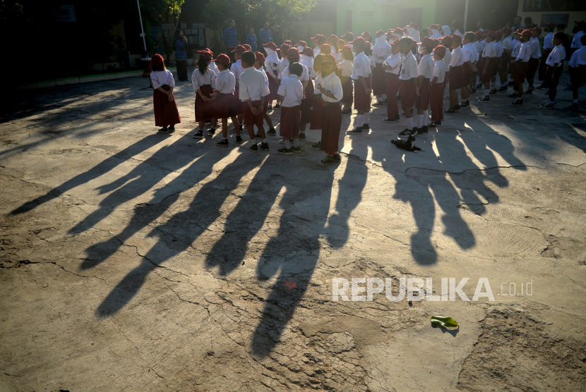 Siswa mengikuti upacara pada hari pertama sekolah di SDN, (ilustrasi).