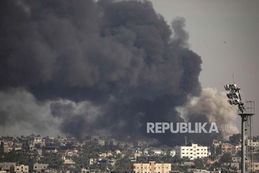 Asap mengepul setelah serangan udara Israel di Khan Yunis, Jalur Gaza selatan, Rabu, (20/12/2023)