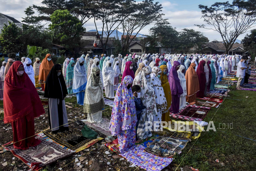 Umat muslim melaksanakan sholat Idul Fitri 1441 H di Lapangan Perumahan Bojong Malaka Indah, Kecamatan Baleendah, Kabupaten Bandung, Ahad (24/5). Ilustrasi. Tata Cara Sholat Idul Fitri