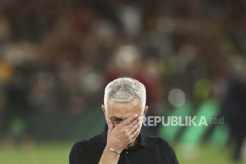 Pelatih kepala Roma Jose Mourinho mengusap matanya setelah memenangkan pertandingan sepak bola final Liga Europa antara AS Roma dan Feyenoord di National Arena di Tirana, Albania, Rabu, 25 Mei 2022