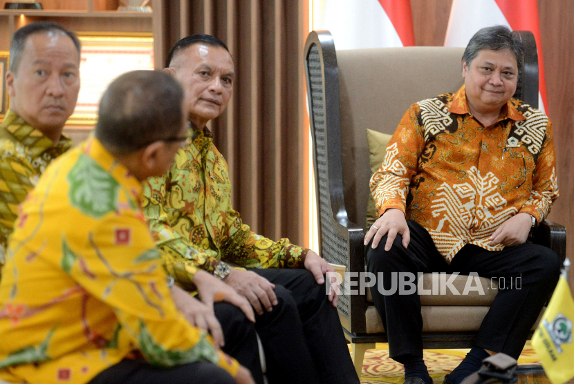 Ketua Umum Partai Golkar Airlangga Hartarto saat melakukan pertemuan antara Partai Golkar dengan Partai Perindo di DPP Partai Golkar, Jakarta, Senin (10/4/2023). Pertemuan itu membahas peluang koalisi antara kedua partai menjelang pemilu dan pilpres 2024. 