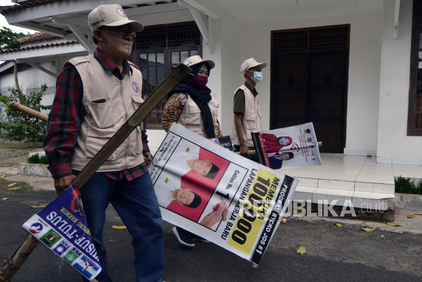 Petugas Bawaslu membawa poster alat peraga kampaye (APK) milik pasangan calon dan Walikota dan Wakil Walikota Bandar Lampung. (ilustrasi)