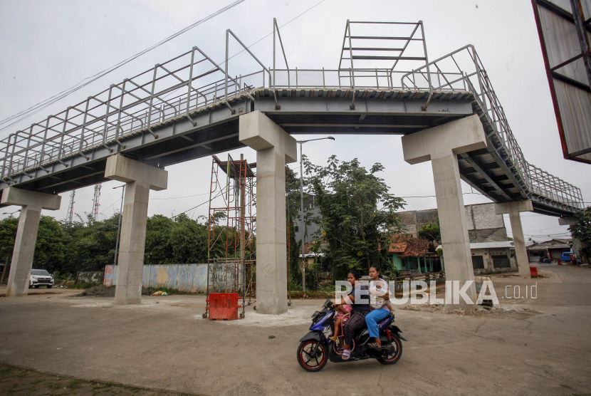 Pembangunan jembatan multiguna atau skybridge di Bojonggede, Kabupaten Bogor, Jawa Barat, Senin (30/1/2023). 