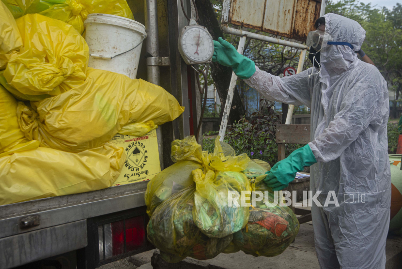 Petugas menimbang kantong-kantong berisi limbah masker masyarakat  (ilusrrasi)