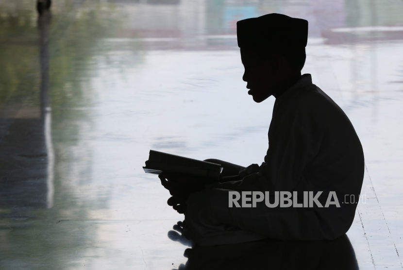 Seorang anak membaca dan menghafal Alquran selama Ramadhan di sebuah masjid di Banda Aceh, Indonesia, 13 April 2021. 