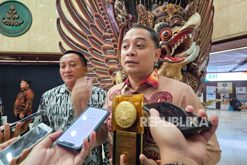 Wali Kota Surabaya, Eri Cahyadi, memberikan keterangan kepada media usai menerima penghargaan Adipura Kencana, penghargaan tertinggi di program Adipura, di Gedung Manggala Wanabakti, Jakarta, Selasa (28/2/2023).
