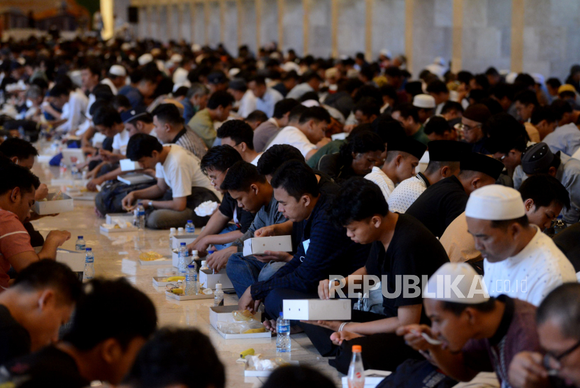 Umat muslim berbuka puasa bersama di Masjid Istiqlal, Jakarta, Kamis (23/3/2023). 