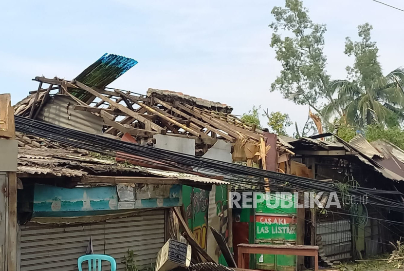 Kondisi pemukiman warga yang rusak berat pascaputing beliung di wilayah Rancaekek, Kabupaten Bandung, Kamis (22/2/2024). 