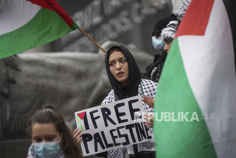 Seorang pendukung Palestina memegang poster saat demonstrasi di Vancouver, Selasa, (10/10/2023)WIB.