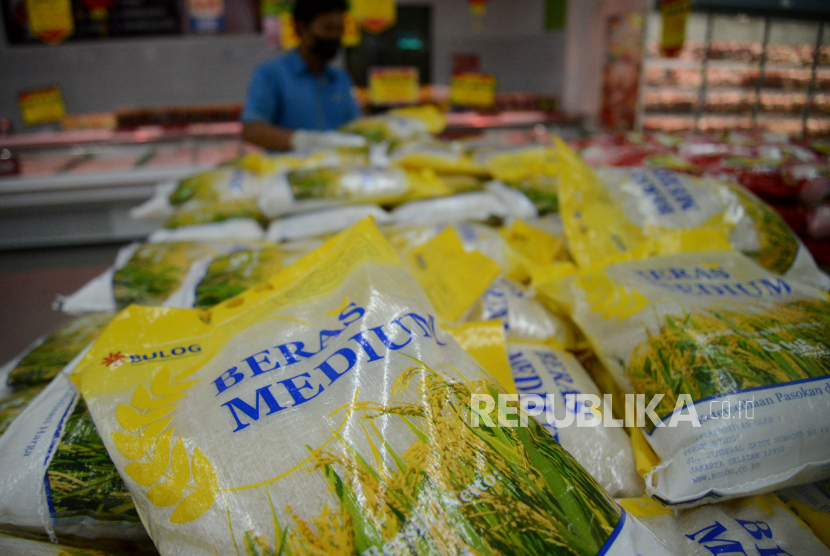 Karyawan menata beras Bulog untuk Retail usai peninjauan penyediaan beras Bulog di Hypermart Puri Indah, Jakarta, Rabu (8/2/2023). Presiden Joko Widodo (Jokowi) mengunjungi Pasar Tramo, Kabupaten Maros, Sulawesi Selatan pada Rabu (29/3/2023), untuk mengecek harga kebutuhan pokok saat Ramadhan.