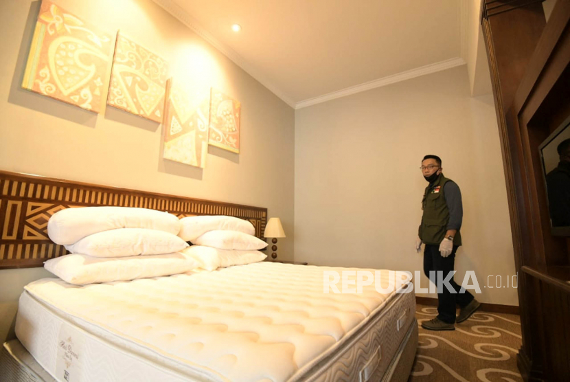 Gubernur Jawa Barat (Jabar) Ridwan Kamil meninjau kamar hotel untuk tempat tinggal sementara para tenaga medis yang menangani Covid-19, di Hotel Prama Grand Preanger, Kota Bandung. Selasa (7/4)