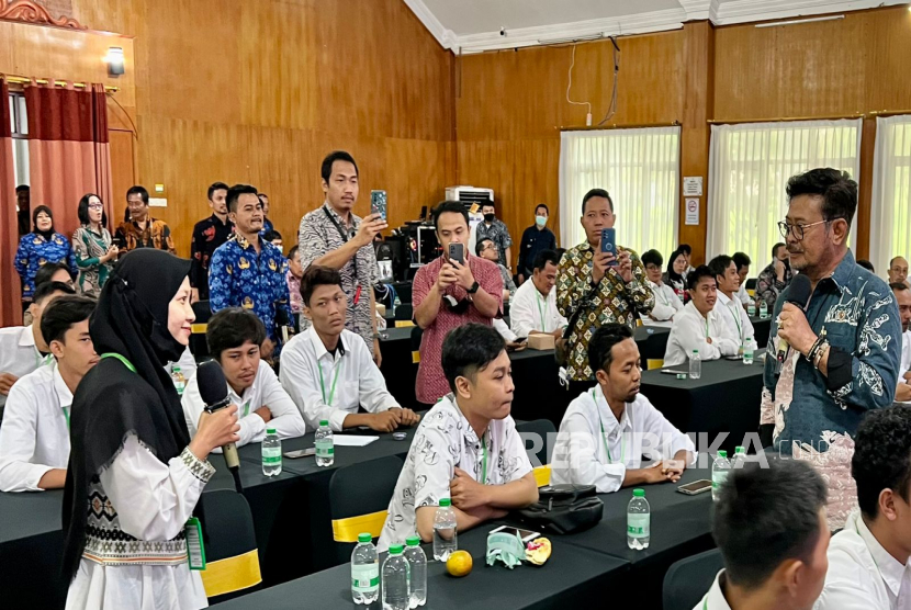 Menteri Pertanian Syahrul Yasin Limpo saat memberi pelatihan kepada 105 petani milenial Jawa Tengah di Ciawi, Bogor, Jawa Barat, Jumat (17/2/2023). Syahrul Yasin Limpo mengajak anak muda untuk tak ragu terjun ke usaha sektor pertanian.