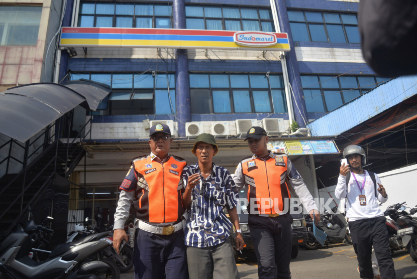 Tim gabungan saat melakukan penertiban juru parkir liar yang berada di minimarket Kawasan Bungur, Senen, Jakarta, Rabu (15/5/2024). Setelah beberapa bulan berlalu, juru parkir liar kembali marak.