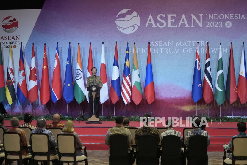 Presiden Joko Widodo (Jokowi) mengatakan, negara-negara ASEAN yang saat ini sedang berkembang membutuhkan dukungan maju