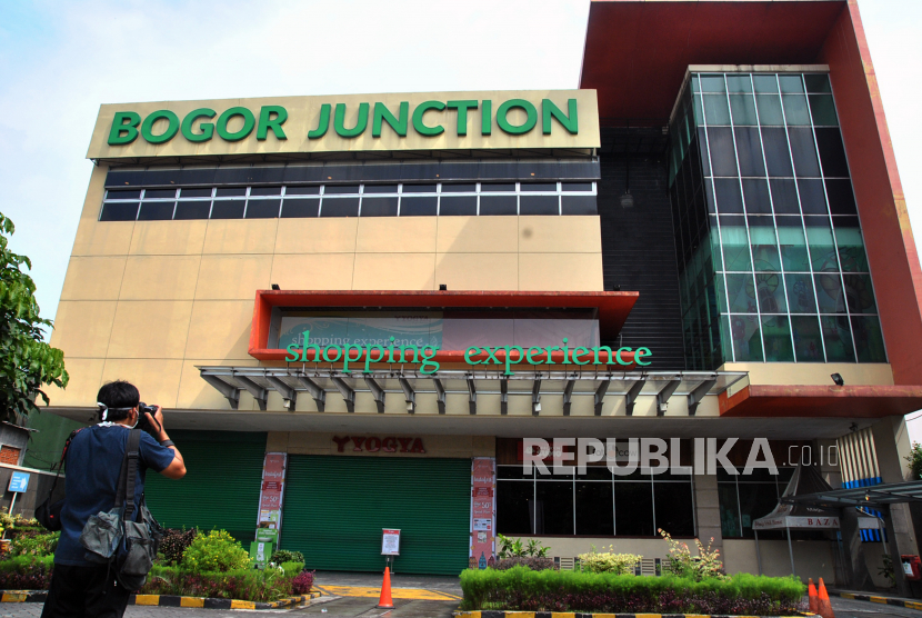 Seorang wartawan foto memotret pusat perbelanjaan yang ditutup beroperasi di Yogya Bogor Junction, Kota Bogor, Jawa Barat, Senin (13/7/2020). Pemerintah Kota Bogor menutup sementara waktu operasional pusat perbelanjaan Yogya Bogor Junction setelah salah seorang karyawannya terkonfirmasi positif COVID-19 berdasarkan hasil tes usap (swab) di RSUD Kota Bogor