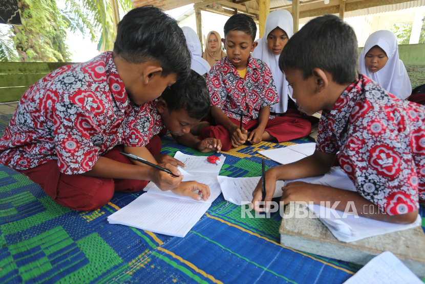 Siswa SD Negeri Alue Siron belajar di Balai Pengajian Nurul Mutaalimin Desa Alue Siron, Kecamatan Tadu Raya, Nagan Raya, Aceh, Kamis (17/10/2024).