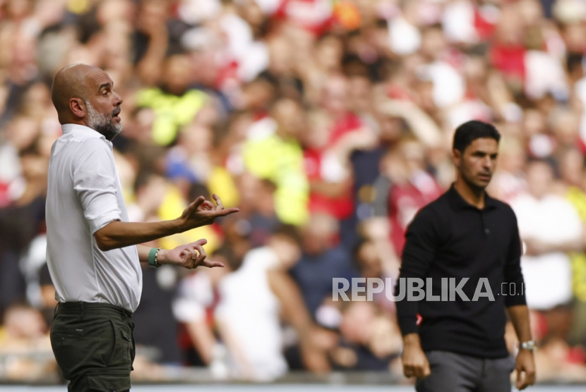 Josep Guardiola (kiri) beradu taktik dengan Mikel Arteta pada Community Shield 2023.