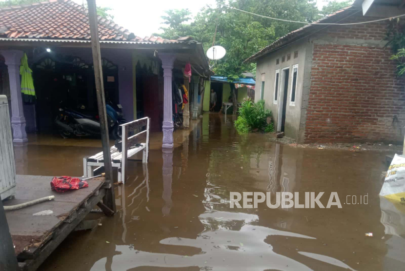 Permukiman warga di Blok Centeng, Desa Dermayu, Kecamatan Sindang, Kabupaten Indramayu dilanda banjir,  Kamis (14/3/2024). 