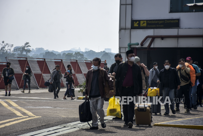 Sejumlah penumpang berjalan menuju pesawat udara maskapai penerbangan Super Air Jet di Bandara Husein Sastranegara, Kota Bandung, Jawa Barat, Jumat (17/3/2023). 