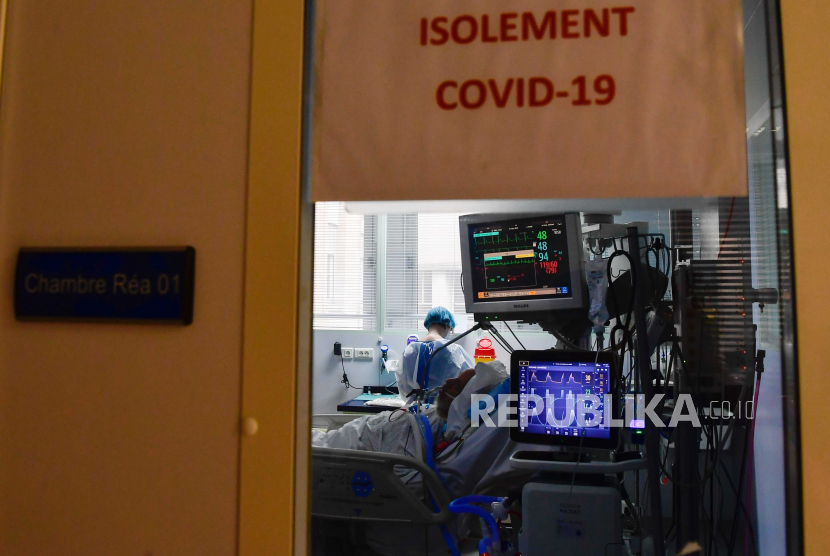  Seorang perawat yang mengenakan alat pelindung diri (PPT) merawat pasien Covid-19 di unit perawatan intensif rumah sakit Saint-AndrÈ di Bordeaux, Prancis, 18 September 2020. Menurut laporan terbaru, jumlah pasien Covid-19 dalam perawatan intensif unit di wilayah Bordeaux telah meningkat membawa Bordeaux ke zona merah.