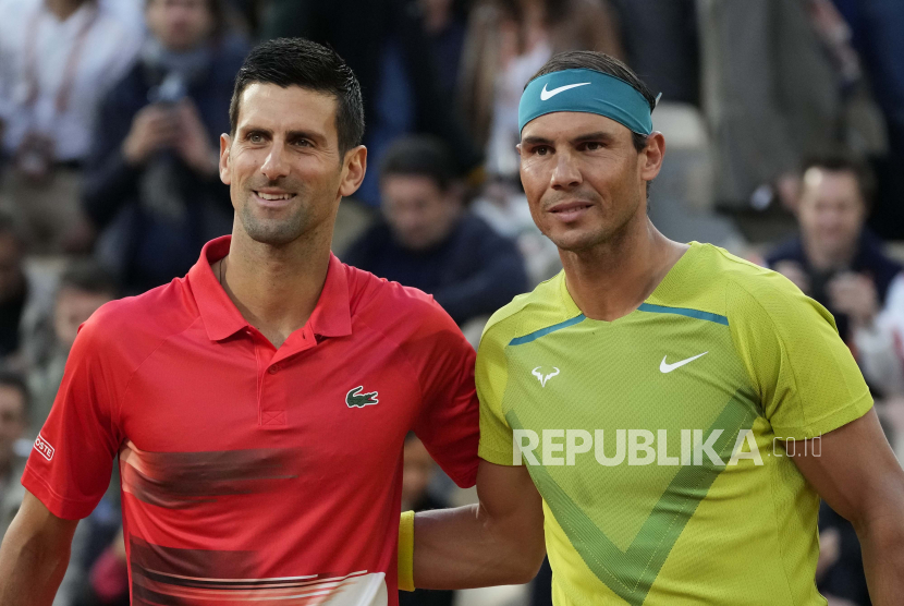Petenis Serbia Novak Djokovic dan petenis Spanyol Rafael Nadal (kanan) berpose menjelang pertandingan perempat final turnamen tenis Prancis Terbuka di Roland Garros di Paris, Prancis, Selasa, 31 Mei 2022. Djokovic dan Nadal kembali punya peluang berjumpa di final Grand Slam Wimbledon pada akhir Juni 2022 ini.