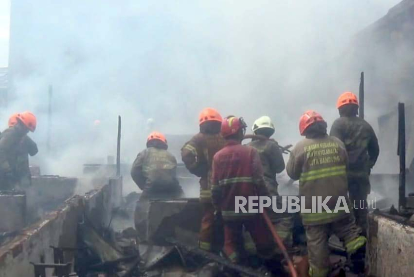 Kebakaran menghanguskan lima petak rumah dan satu sepeda motor di Gang Irit, Jalan Achmad Yani, Kota Bandung, Rabu (17/1/2024). Penyebab kebakaran diduga akibat korsetling listrik yang berasal dari atap rumah. 