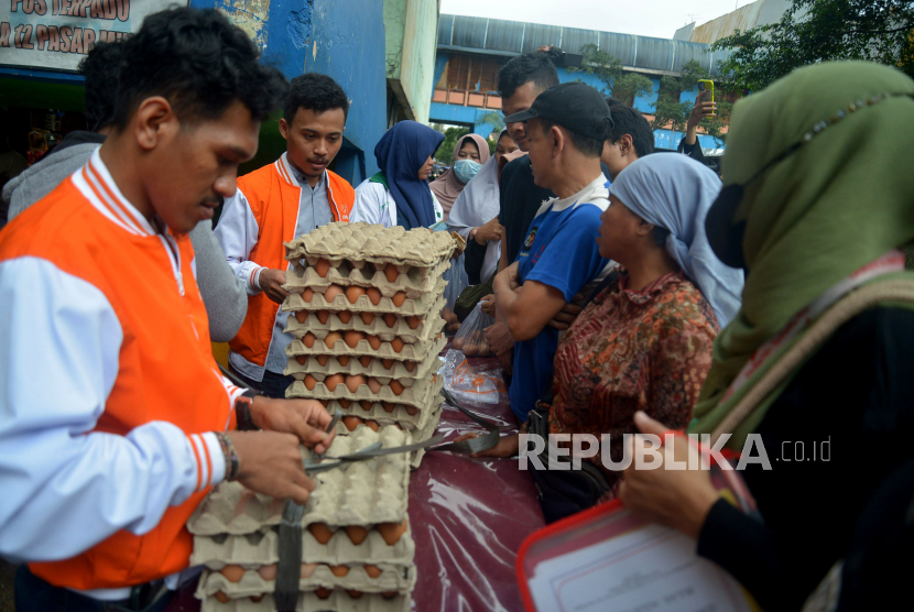 Penjual melayani warga yang membeli telur ayam ras saat operasi pasar murah (ilustrasi) 