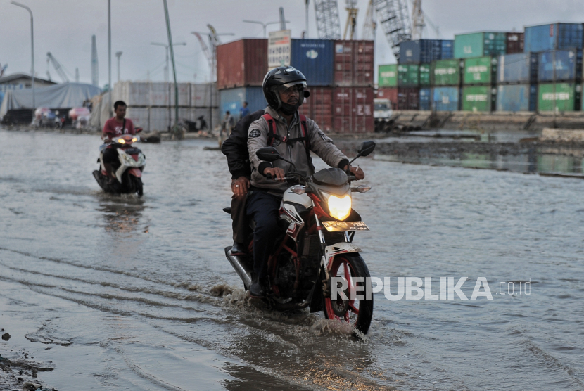 Kendaraan melintasi genangan air akibat banjir rob di Pelabuhan Sunda Kelapa, Jakarta, Rabu (8/10/2024). 