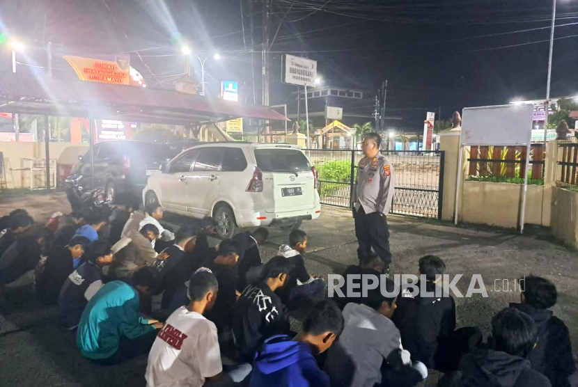 Sebanyak 42 remaja yang ditengarai anggota geng motor, diamankan petugas dari Polsek Losarang, jajaran Polres Indramayu, Ahad (4/2/2024) dini hari. 