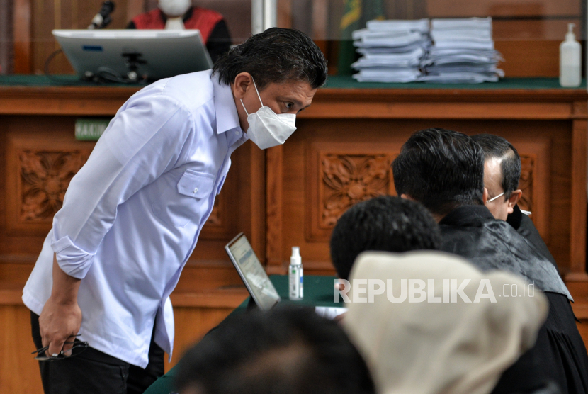 Terdakwa Ferdy Sambo berbincang berama tim penasihat hukum saat menjalani sidang lanjutan di Pengadilan Negeri Jakarta Selatan, Jakarta. Pada sidang hari ini, Ferdy Sambo dituntut hukuman penjara seumur hidup. (ilustrasi)