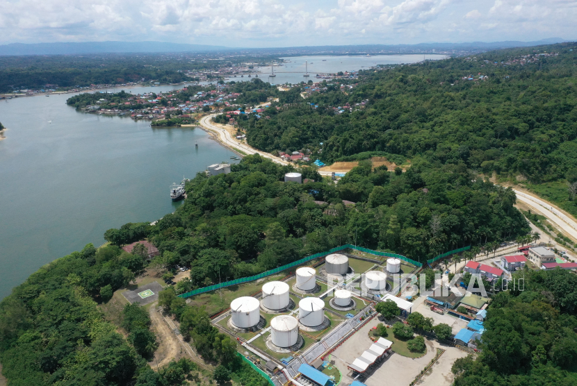 Foto udara areal depot terminal bahan bakar minyak (TBBM) PT Pertamina (Persero) di Kendari, Kendari, Sulawesi Tenggara, Kamis (15/12/2022). Pemerintah resmi memberlakukan biodiesel 35 persen atau B35 sejak 1 Februari 2023.