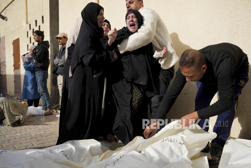 Warga Palestina berduka atas kerabat mereka yang syahid dalam pemboman Israel di Jalur Gaza, Ahad 19 November 2023.