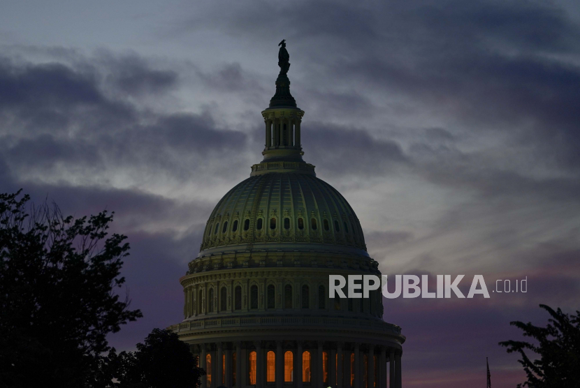 Matahari terbenam di belakang US Capitol, Washington DC. Pertemuan antara pihak Gedung Putih dan negosiator kongres dari Partai Republik untuk menaikkan plafon utang Pemerintah AS sebesar 31,4 triliun dolar AS berakhir tanpa ada kemajuan. 