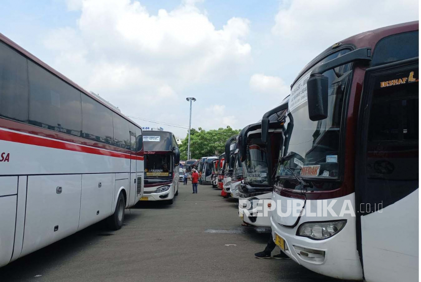 H-1 Idul Fitri di Terminal Induk Bekasi terpantau tidak ada penumpukan dari  penumpang. Dan yang terlihat bus antar kota dan provinsi antri panjang tanpa penumpang. Jumat (21/4/2023)