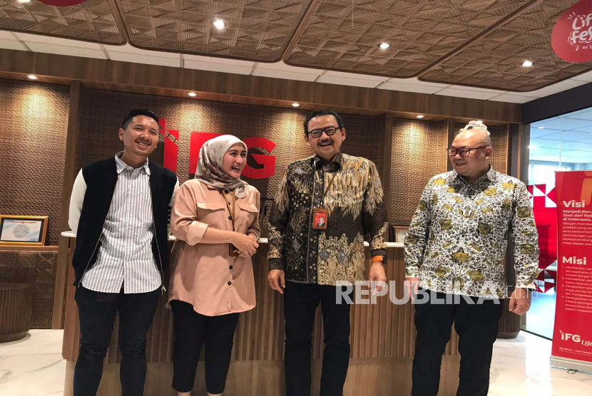 Direktur Utama Harjanto Tanuwidjaja berfoto di kantor baru IFG Life yang berada di Gedung CIMB Niaga, Jakarta, Selasa (21/2/2023). 