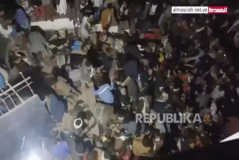  Gambar dari video ini, menunjukkan penyerbuan maut di Sanaa, Yaman Rabu (19/4/2023). Kerumunan tampaknya ketakutan oleh tembakan dan ledakan listrik yang diinjak-injak di sebuah acara untuk mendistribusikan bantuan keuangan selama bulan suci Ramadhan di Ibukota Yaman Rabu malam.