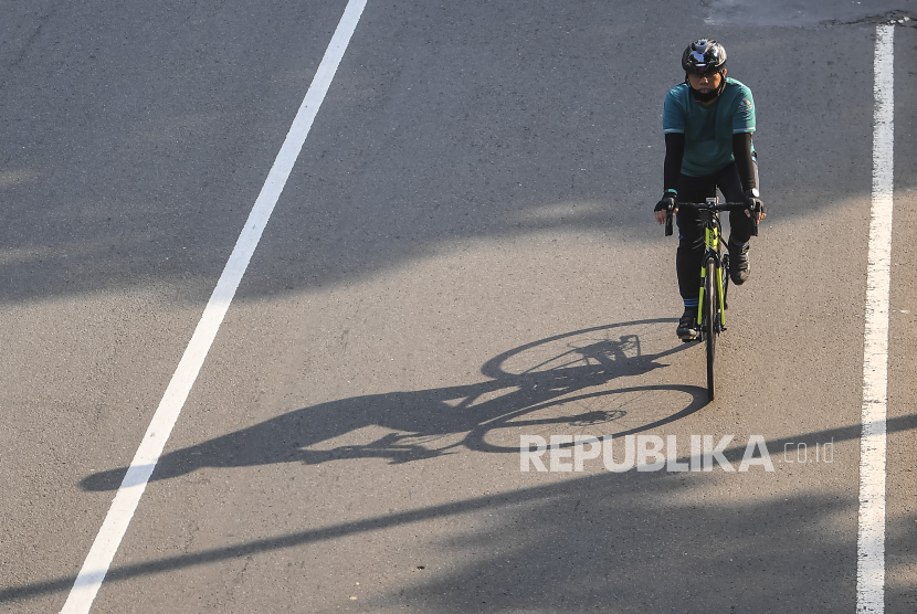 Warga mengayuh sepedanya saat melintas di jalan. Ilustrasi