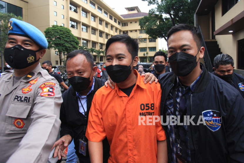 Polisi menggiring tersangka kasus penipuan aplikasi Quotex Doni Salmanan (tengah).
