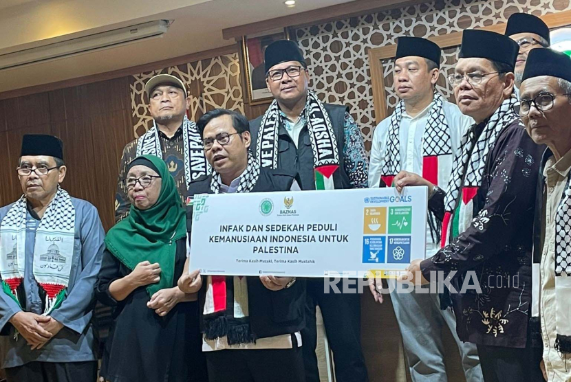Majelis Ulama Indonesia (MUI) serahkan penggalangan dana bantuan kemanusiaan pada Aksi Damai Bela Palestina 5/11 di Monas, kepada Baznas RI, di kantor MUI Pusat, Jakarta, Senin (6/11/2023). 