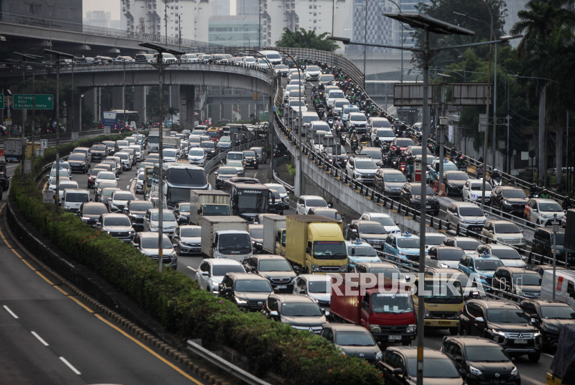 Sejumlah kendaraan terjebak kemacetan saat melintasi tol dalam kota dan Jalan Gatot Subroto di Jakarta, Selasa (21/5/2024). Kemacetan menjadi pemicu terganggunya kesehatan mental.