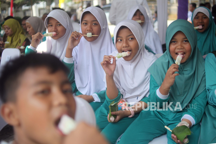 Sejumlah siswa menikmati produk olahan lokal dari singkong saat acara Hari Pangan Sedunia di Cibinong, Kabupaten Bogor, Jawa Barat,  Rabu (18/10/2023). Kegiatan itu mengangkat tema Hidup Sehat dan Bahagia dengan Konsumsi Olahan Lokal. 