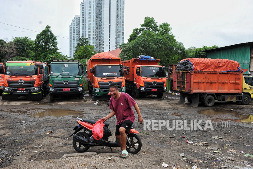 Warga membuang sampah rumah tangga di Bank Sampah Depo Menteng Atas, Setiabudi, Jakarta, Senin (4/11/2024). Pemprov DKI Jakarta menargetkan akan melakukan pengurangan sampah sebesar 30 persen dan penanganan mencapai 70 persen pada tahun 2025. Sementara berdasarkan data Bank Sampah Depo Menteng Atas, jumlah sampah harian di wilayah Kecamatan Setiabudi menncapai 100 ton per hari dan sekitar 7.000 ton per hari untuk seluruh wilayah di DKI Jakarta.