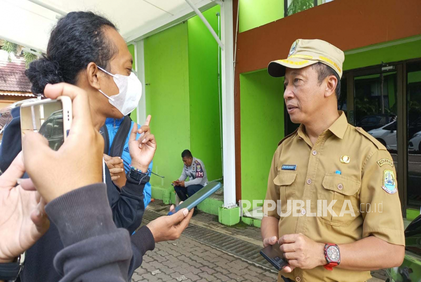 Sekretaris Dinas Bina Marga dan Sumber Daya Air (DBMSDA) Kota Bekasi, M Solikhin menjelaskan penyebab banjir di Gang Cue yang tak pernah surut.