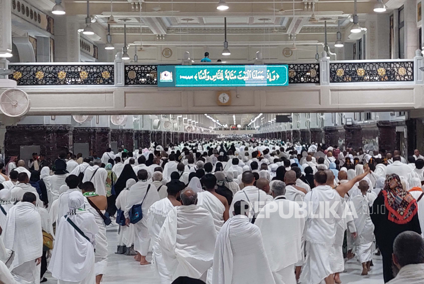Umat muslim melakukan sai di Masjidill Haram, Makkah, (22/2/2023). Arab Saudi Desak Jamaah Hanya Umroh Sekali Selama Ramadhan
