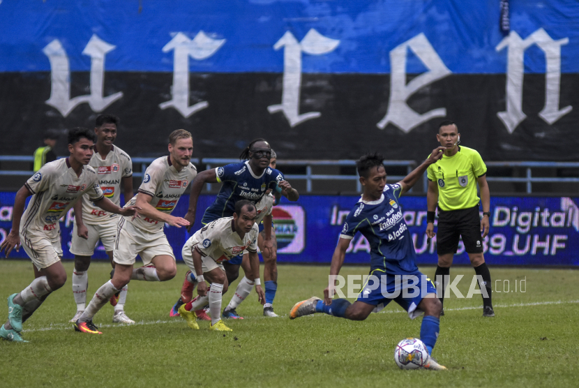 Laga Persib Bandung vs Persija Jakarta di BRI Liga 1 musim 2023/2024.