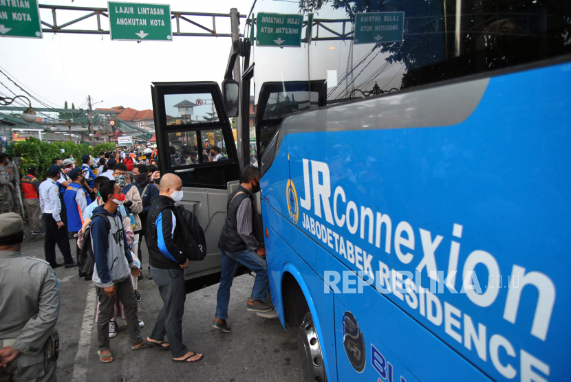 Kementerian Perhubungan (Kemenhub) dan Pemerintah Provinsi (Pemprov) DKI Jakarta masih menyediakan bus gratis untuk mengurai penumpang kereta rel listrik (KRL) di Bogor. Tercatat terdapat 26 bus yang mengangkut 510 penumpang.
