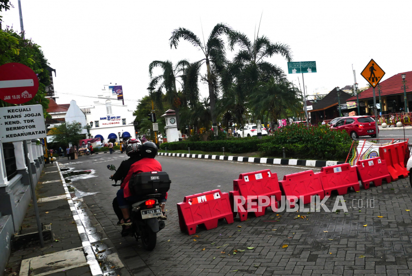 Pemasangan barikade di akses masuk kawasan Malioboro, Yogyakarta, Ahad (12/9). Pemkot Yogyakarta kembali melakukan pembatasan akses masuk menuju kawasan Malioboro. Hal ini dilakukan imbas banyaknya wisatawan yang ke Malioboro menggunakan bus pariwisata pada pekan lalu.
