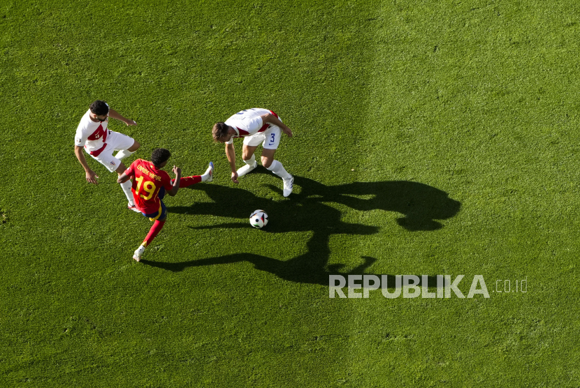 Pemain Spanyol Lamine Yamal berebut bola dengan pemain Kroasia pada pertandingan Grup B Euro 2024 di Berlin, Jerman, Sabtu, 15 Juni 2024.